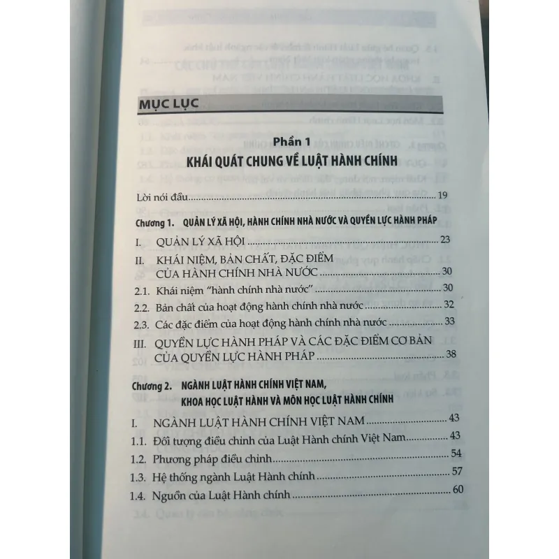 Giáo trình luật hành chính, còn gần như mới nguyên, chưa có vết tích gì. 756991