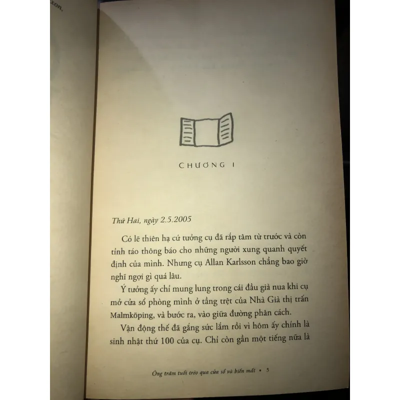 Ông trăm tuổi trèo qua cửa sổ và biến mất - Jonas Jonasson 1024811