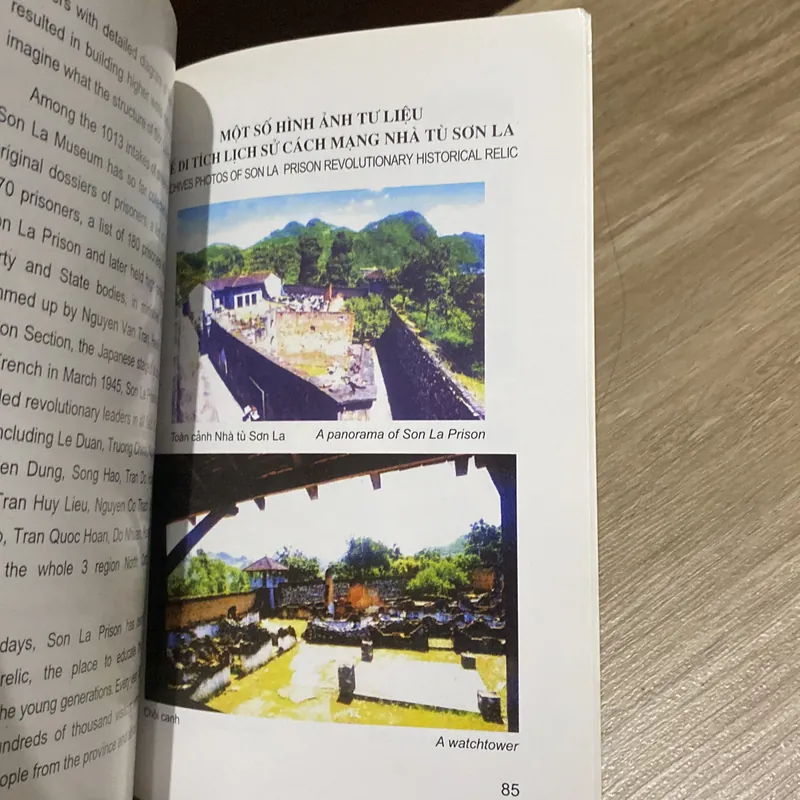 DI TÍCH LỊCH SỬ CÁCH MẠNG NHÀ TÙ SƠN LA, sách song ngữ Việt Anh (XB 2009) 597053