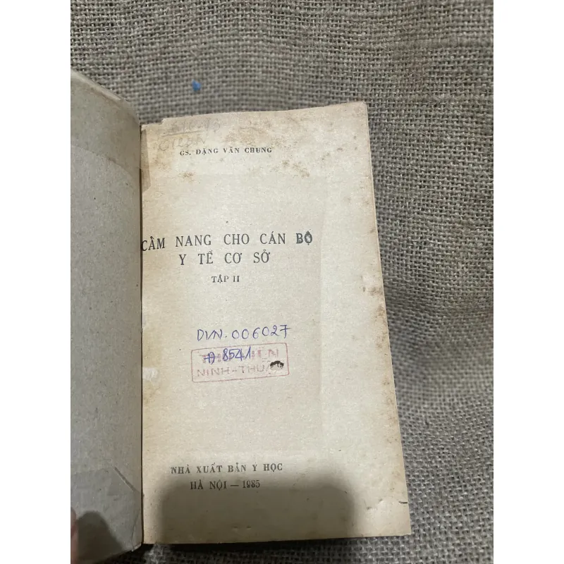 Cẩm đang cho cán bộ y tế cơ sở -240 trang  1018050