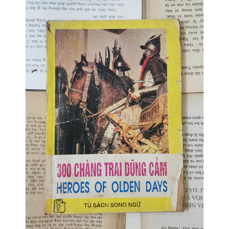 Truyện song ngữ Anh - Việt: 300 CHÀNG TRAI DŨNG CẢM (HEROES OF OLDEN DAYS)  704208