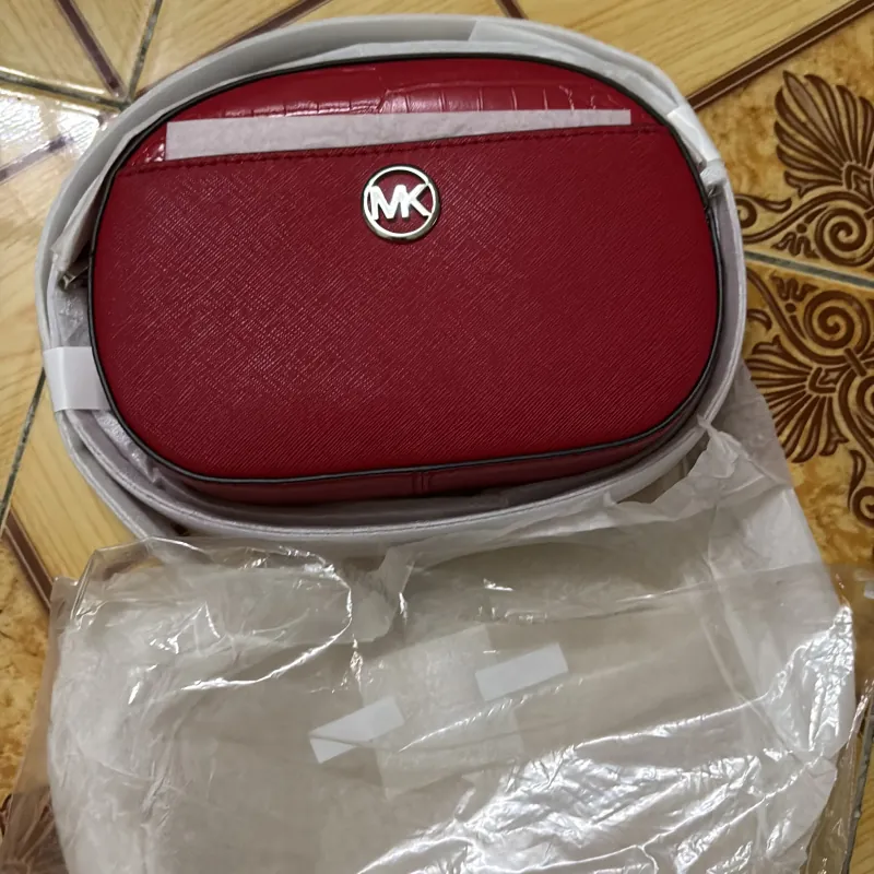 Túi MK đỏ size 19.13.6cm còn nguyên mác 1017812