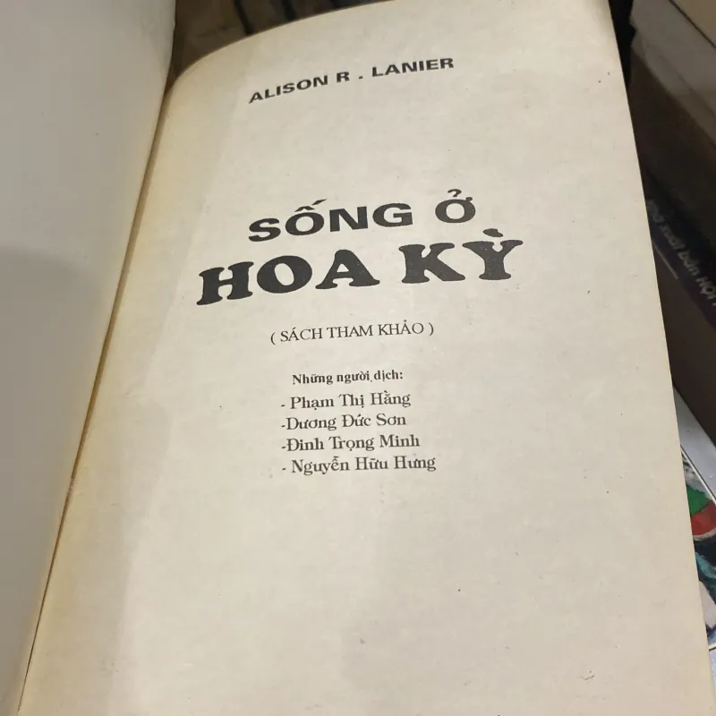 SỐNG Ở HOA KỲ (Sách tham khảo) XB 1996 760213