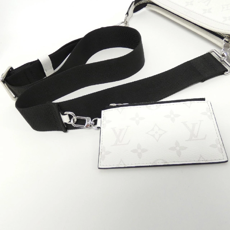 Túi đeo vai Louis Vuitton Taiga Rama Gaston Wearable Wallet M30935 613686