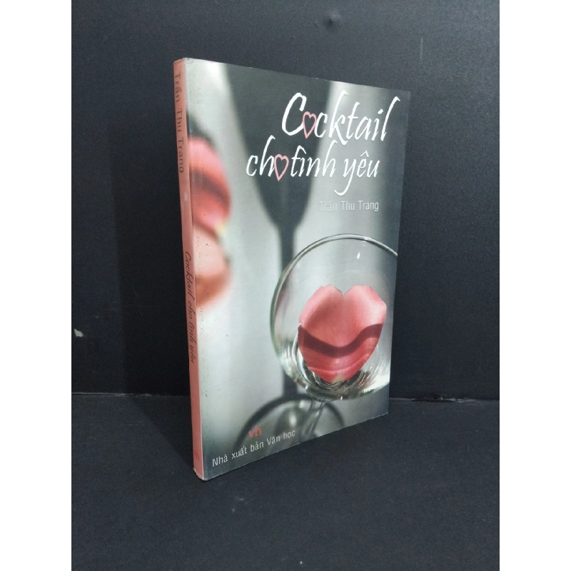 Cocktail cho tình yêu mới 80% bẩn bìa, ố, tróc gáy 2008 HCM2811 Trần Thu Trang VĂN HỌC 918113