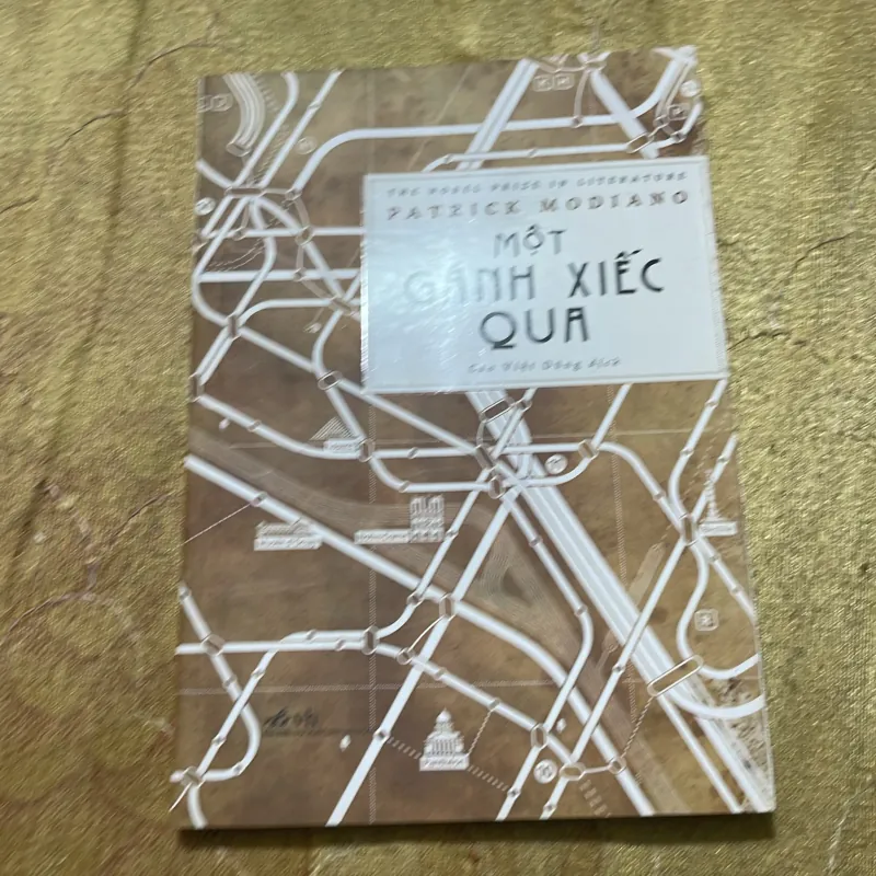 COMBO PATRICK MODIANO: PHỐ Những CỬA HIỆU U TỐI- TỪ THĂM THẲM LÃNG QUÊN- MỘT GÁNH XIẾC QUA 747536