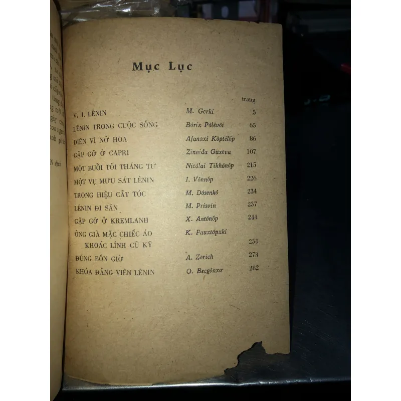 Một buổi tối tháng tư - Tạp truyện và bút ký về V.I.Lê-nin 786048