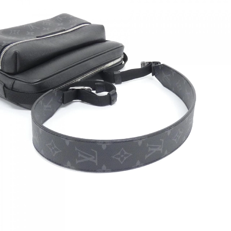 Túi đeo chéo ngoài trời Louis Vuitton Taiga Lama PM M30233 611787