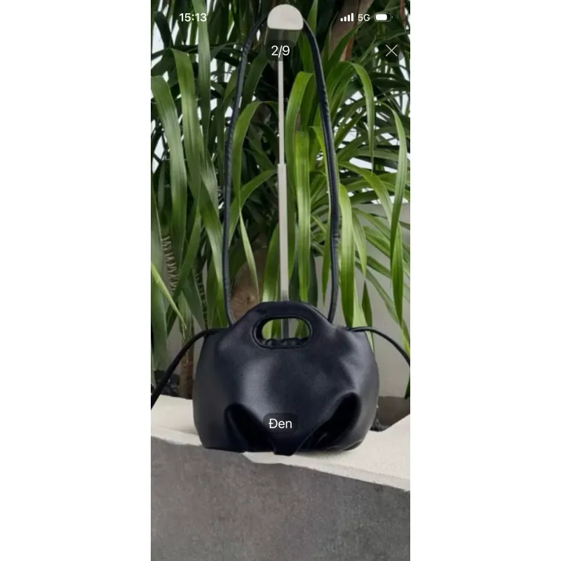 Túi đeo chéo mini màu đen kèm 2 hoa da màu trắng và xanh cốm 977864