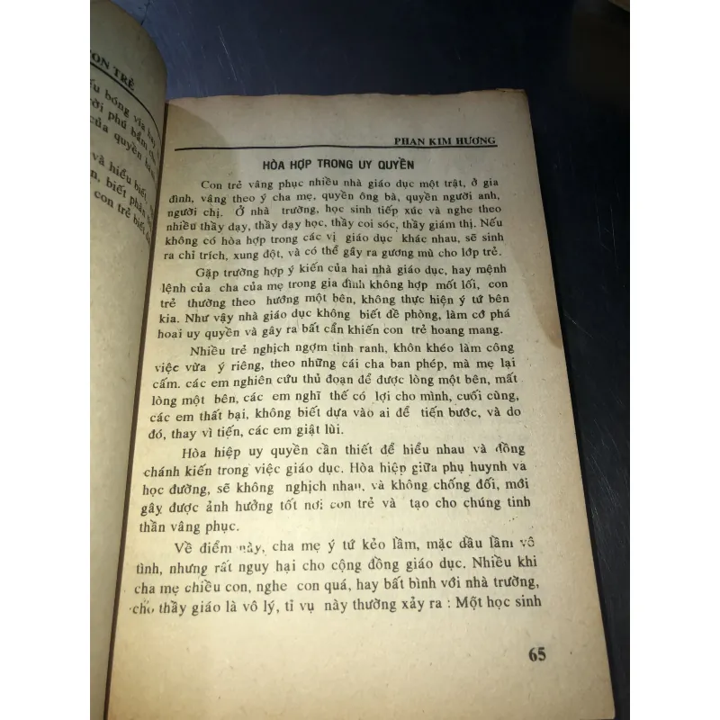 Thuật ứng xử giữa cha mẹ với con trẻ trong gia đình - Phan Kim Hương 958722