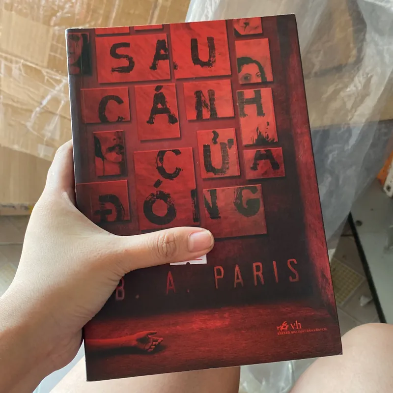 Sau cánh cửa đóng 574524