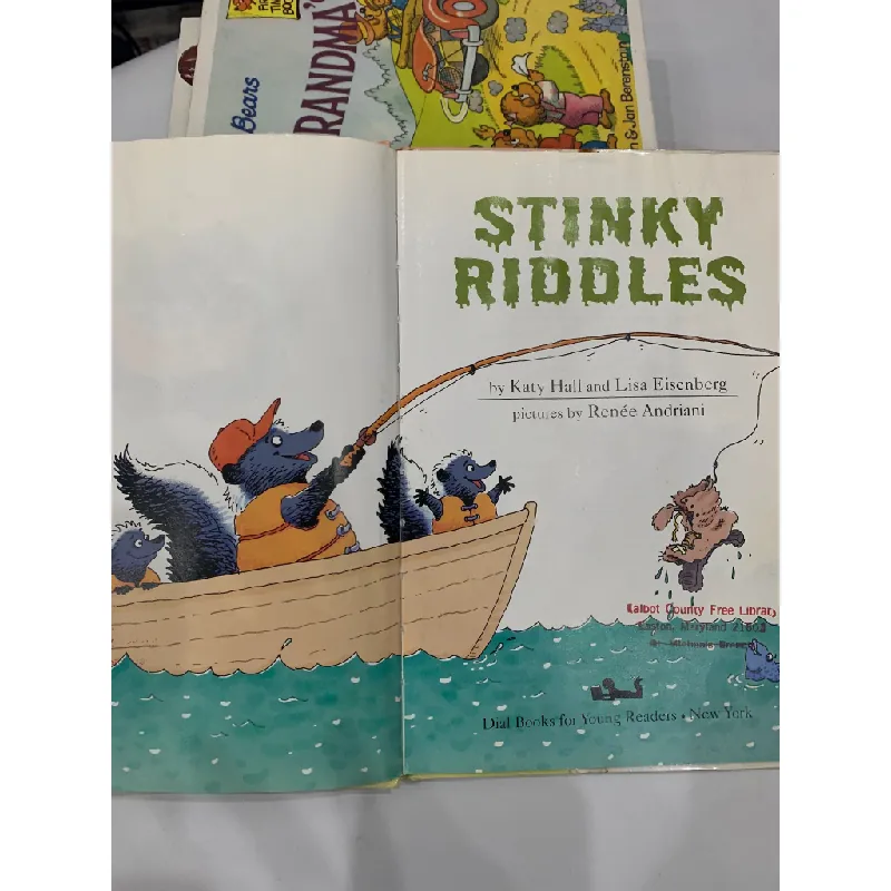 Dial Easy-to-Read: Stinky Riddles – Katy Hall & Lisa Eisenberg 559694