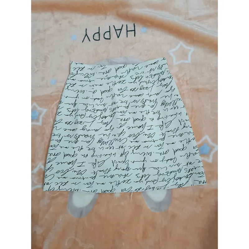 Chân váy chữ A, màu trắng kem, hoạ tiết chữ đen nghệch ngoạc, thích hợp đi chơi, dạo phố. 1005478