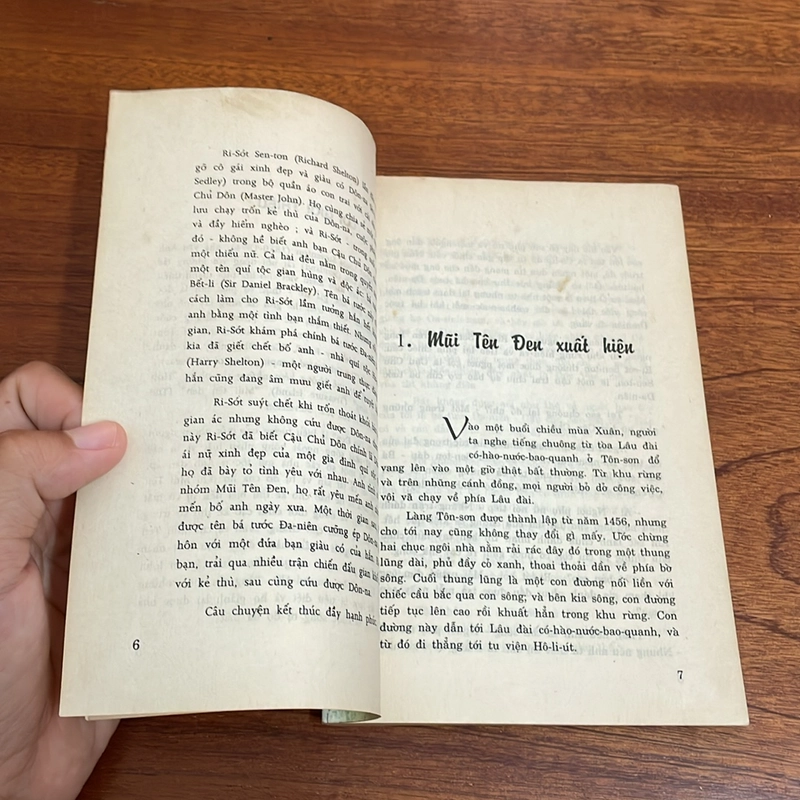 II Văn Học Nước Ngoài: Mũi Tên Đen - R.L. STEVENSON - 1996 503158