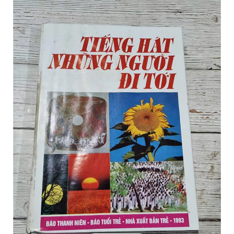 Tiếng hát những người đi tới 
Thơ - nhạc - họa
Sách khổ lớn, bìa cứng + áo , 620 trang 
 309357