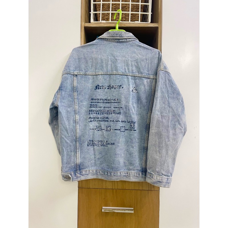 Áo khoác jean xanh nhạt size L sau lưng có chữ cá tính 154228
