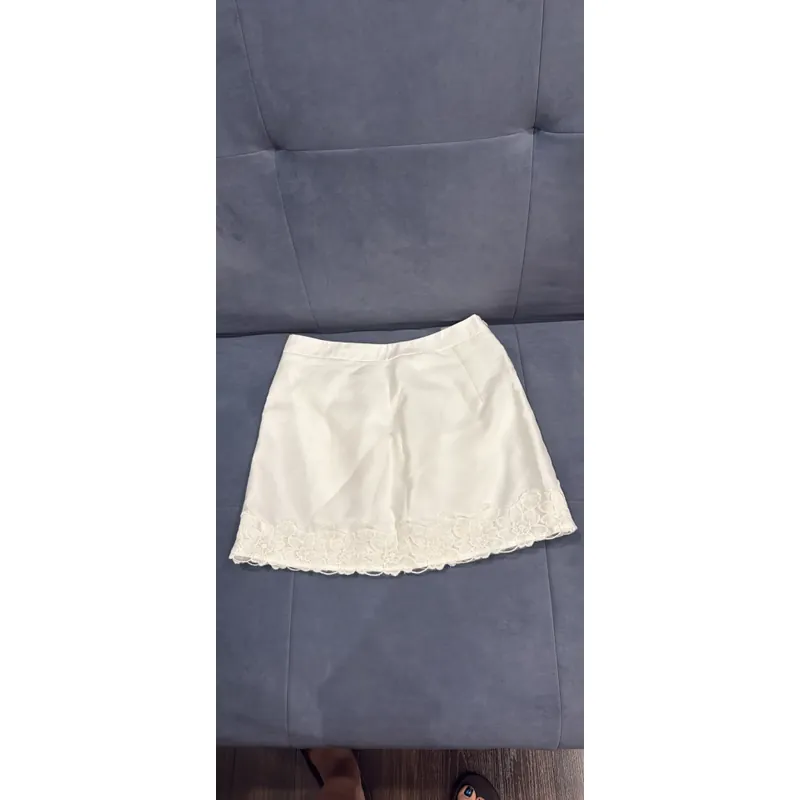 Áo croptop trắng kem có thêu ren tay và gấu 606398