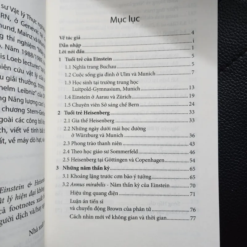Einstein và Heisenberg - Những người đặt nền tảng cho vật lý hiện đại | Konrad Kleinknecht 930007