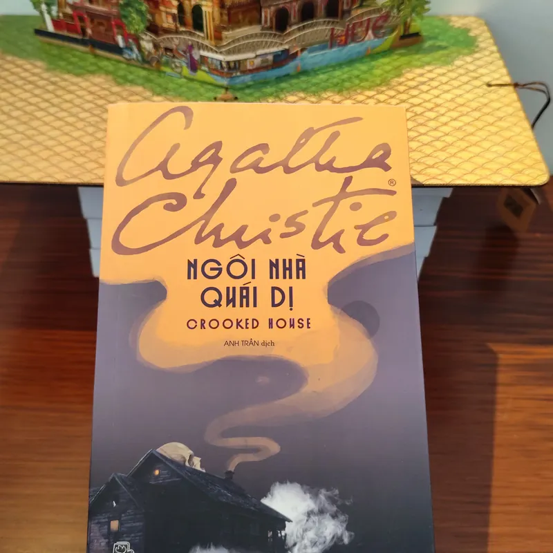  "Ngôi Nhà Quái Dị" (Crooked House) của tác giả Agatha Christie 561996