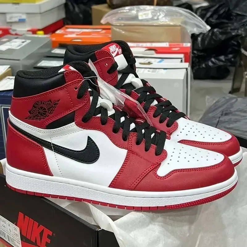 Giày thể thao Nike Air Jordan 1 Retro High OG Size 42 đen đỏ 701639