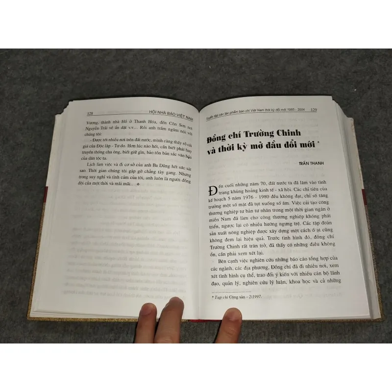 TUYỂN TẬP TÁC PHẨM BÁO CHÍ VIỆT NAM THỜI KỲ ĐỔI MỚI 1985 - 2004 TẬP II 701099