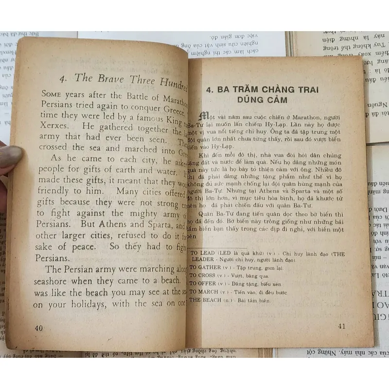 Truyện song ngữ Anh - Việt: 300 CHÀNG TRAI DŨNG CẢM (HEROES OF OLDEN DAYS)  704208