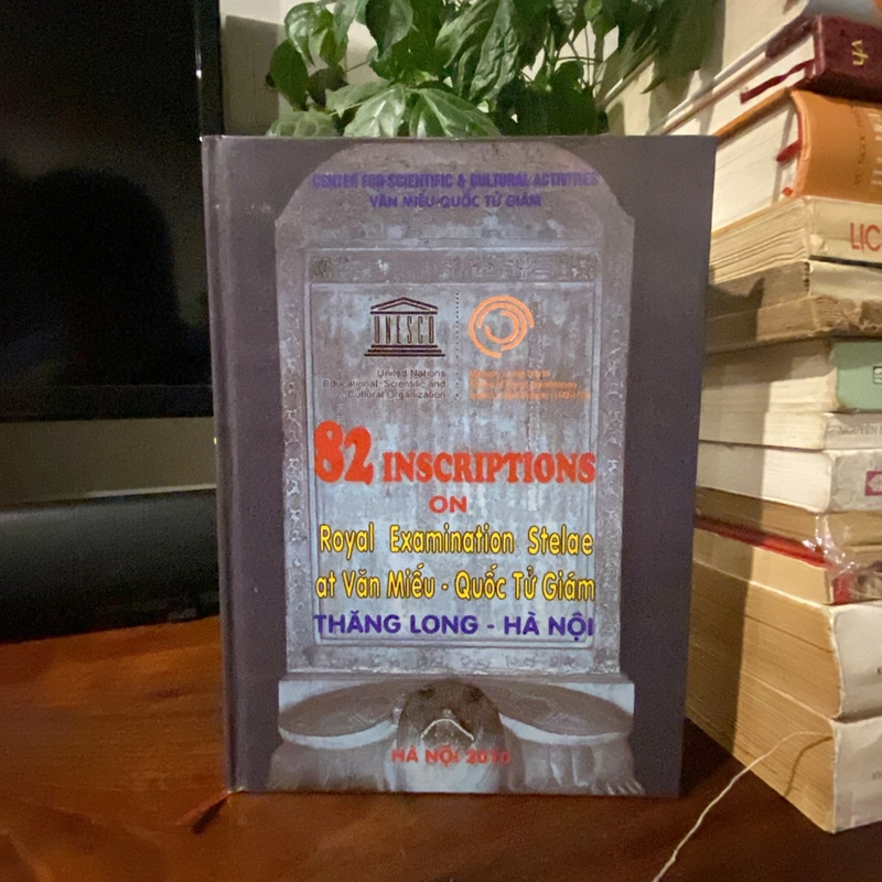 82 BIA TIẾN SĨ Ở VĂN MIẾU QUỐC TỬ GIÁM HÀ NỘI, SÁCH TIẾNG ANH, BÌA CỨNG (XB 2010) 469314