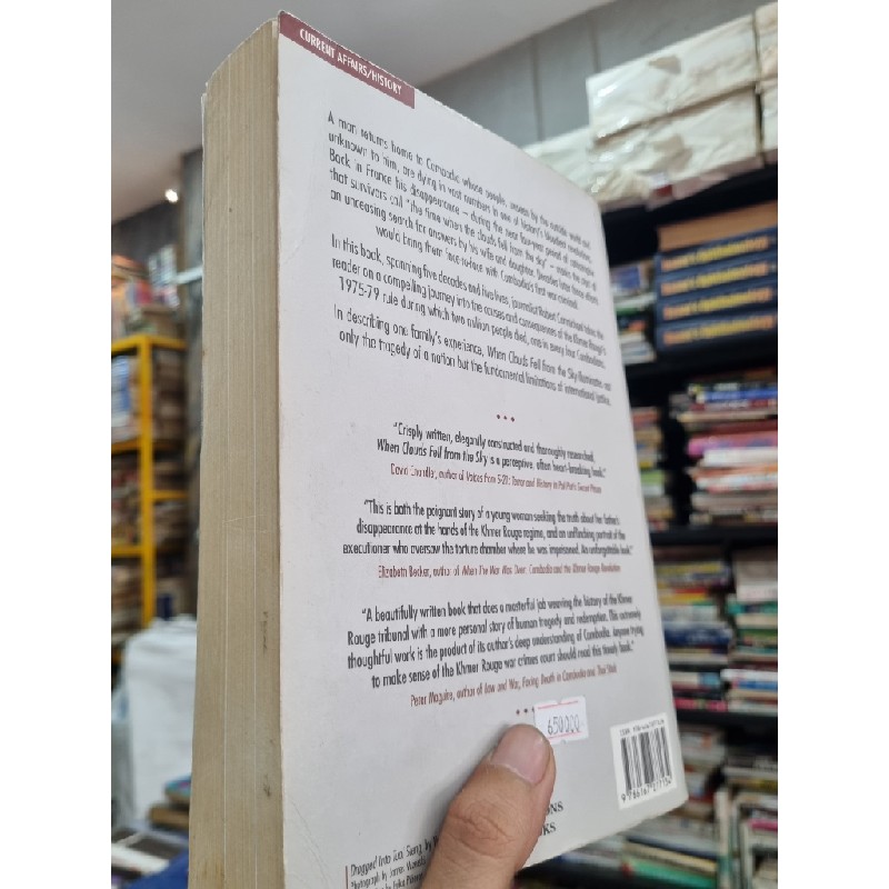 WHEN CLOUDS FELL FROM THE SKY : A DISAPPEARANCE, A DAUGHTER'S SEARCH AND CAMBODIA'S FIRST WAR CRIMINAL - Robert Carmichael 144393