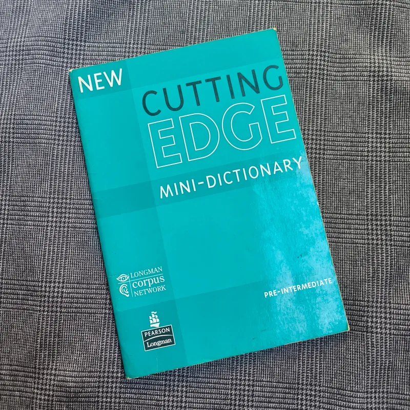New Cutting Edge Mini Dictionary - Pre-Intermediate Level 592514