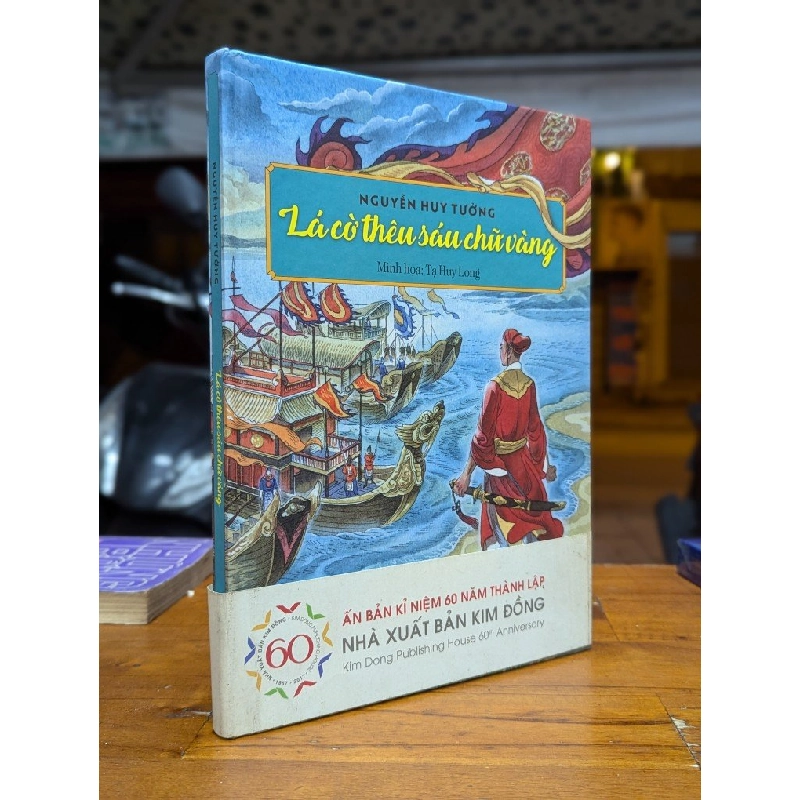 LÁ CỜ THÊU SÁU CHỮ VÀNG - NGUYỄN HUY TƯỞNG 279368