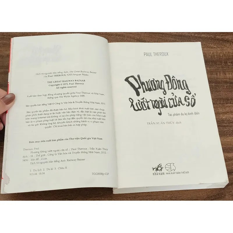 Tác phẩm văn học kinh điển: PHƯƠNG ĐÔNG LƯỚT NGOÀI CỬA SỔ (Paul Theroux) 720275