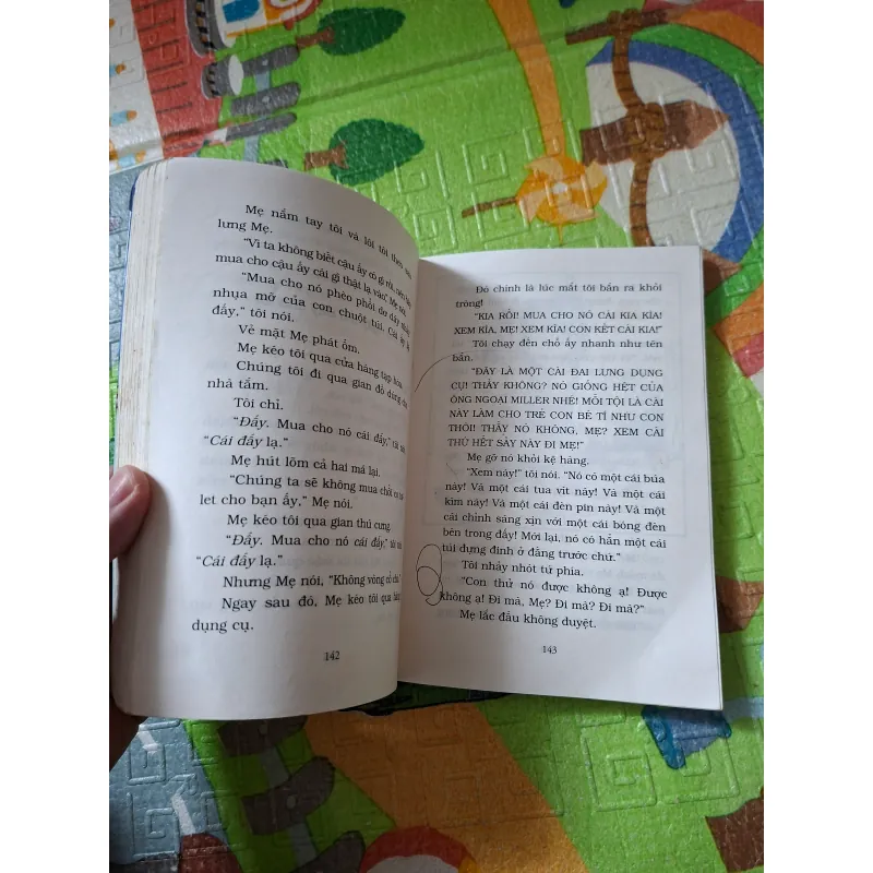 Junie B. Jones Có Con Quái Vật Dưới Gầm Giường 927033