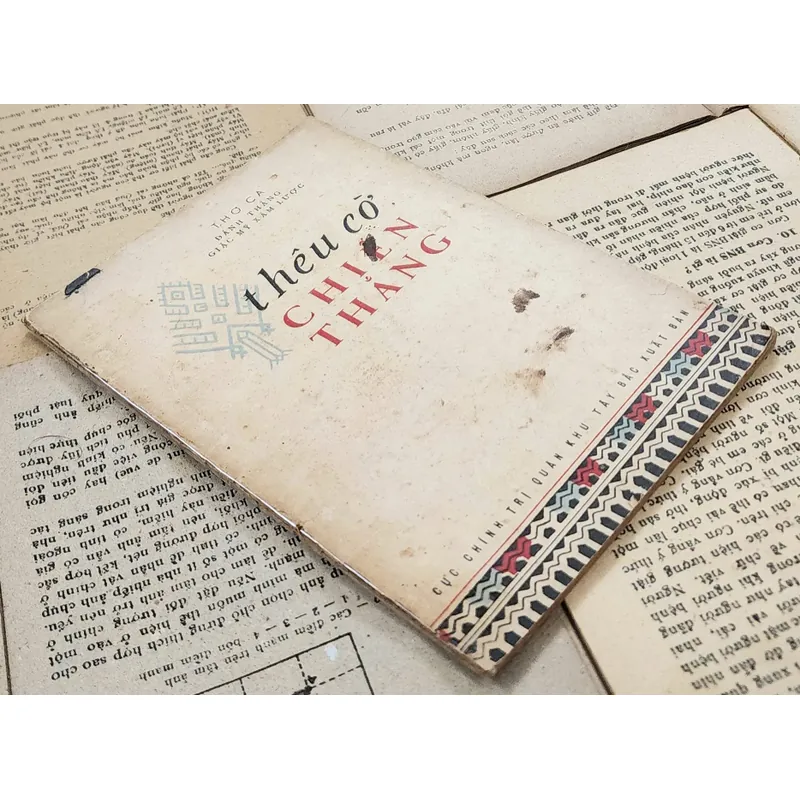 Thơ ca đánh thắng giặc Mỹ xâm lược: Thêu cờ chiến thắng 707774