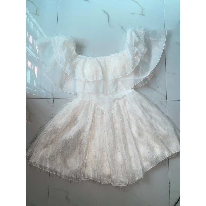 Váy trắng, trễ vai 475282