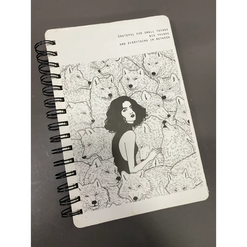 SỔ GÁY XOẮN, KẺ NGANG BÌA ĐEN TRẮNG CÔ GÁI CÁ TÍNH **TẶNG QUÀ 0Đ** FREESHIP 691088