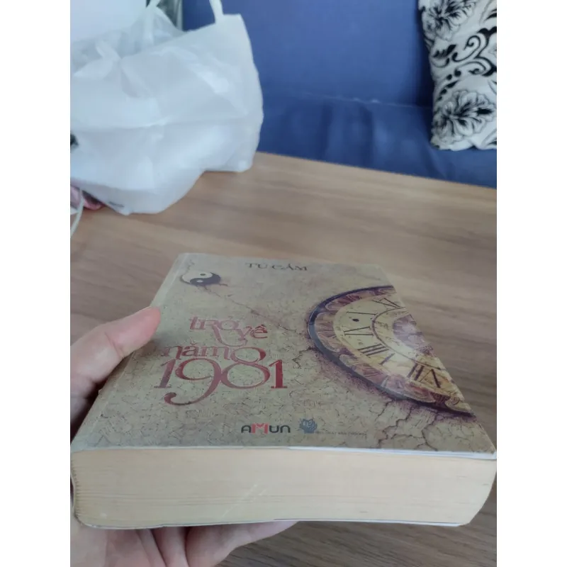 cuốn tiểu thuyết ngôn tình "Trở Về Năm 1981" của tác giả Tú Cẩm.
 997194