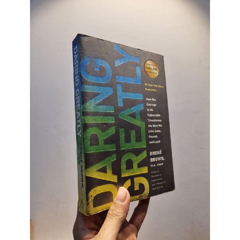 DARING GREATLY : HOW THE COURAGE TO BE VULNERABLE TRANSFORMS THE WAY WE LIVE, LOVE, PARENT AND LEAD (BRENÉ BROWN) 120116