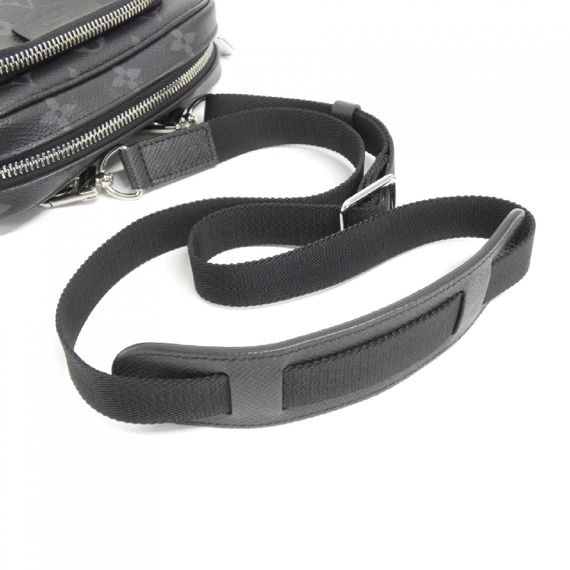 Túi đeo chéo Louis Vuitton Taiga Lama Outdoor M30755 613642