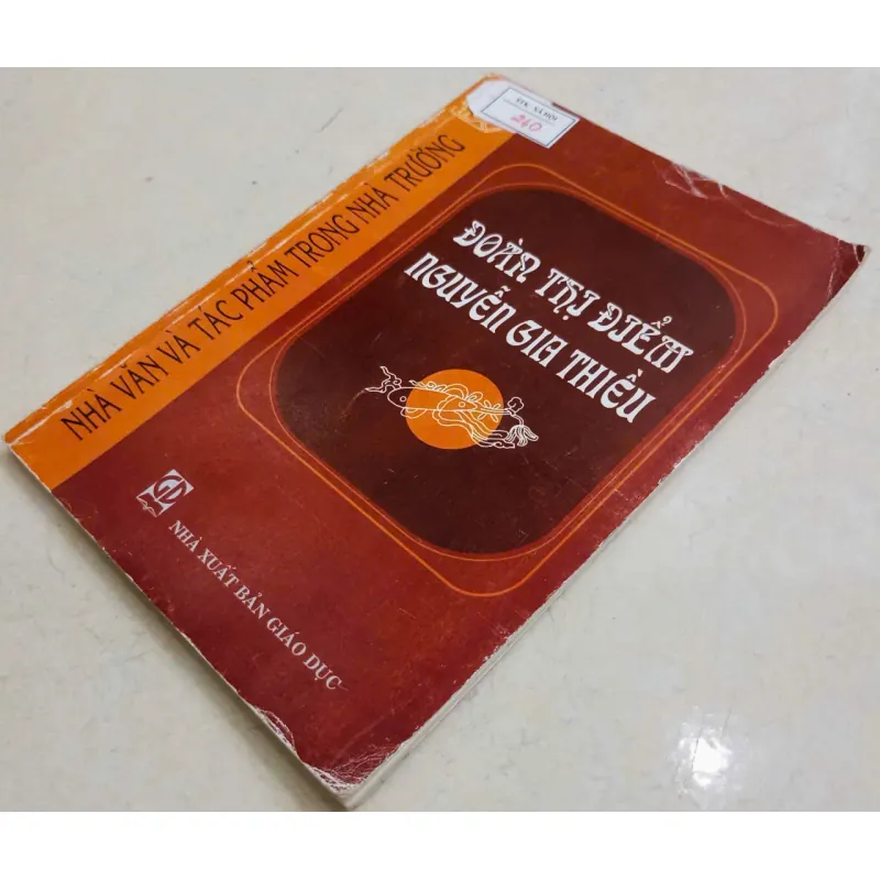 Nhà văn và tác phẩm trong nhà trường: Đoàn Thị Điểm, Nguyễn Gia Thiều🌻 707875
