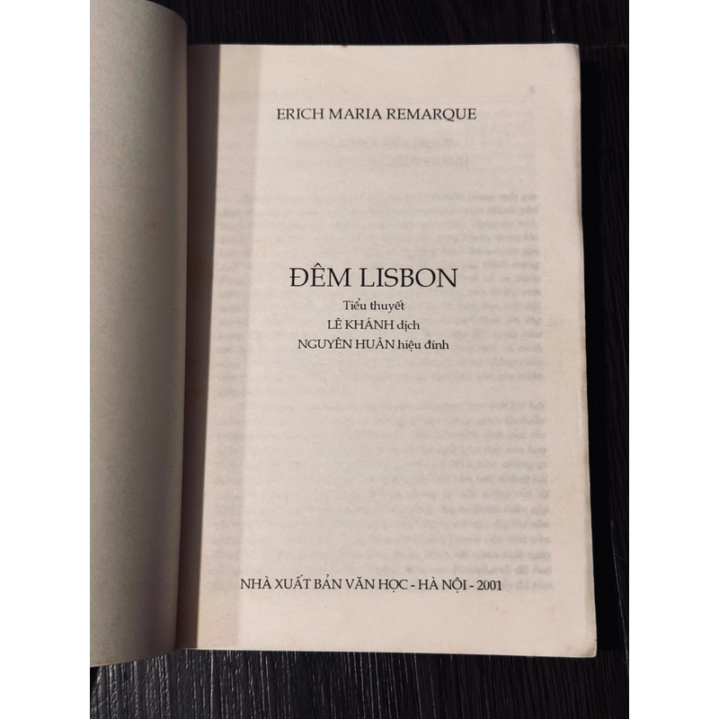 Bia mộ đen + Đêm Lisbon  475461