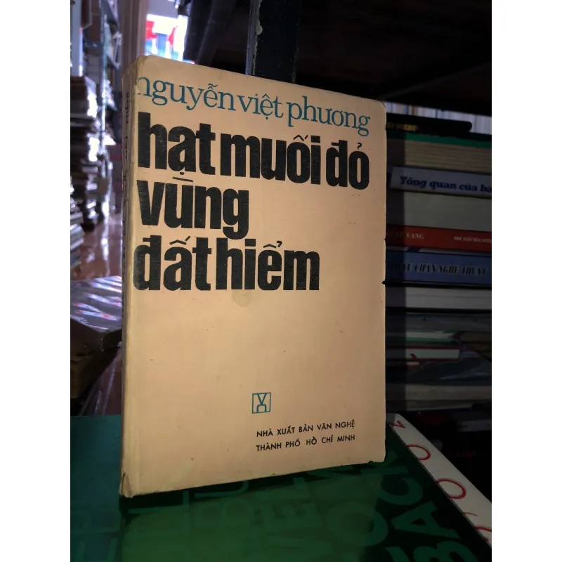 Hạt muối đỏ vùng đất hiểm - Nguyễn Việt Phương  786602