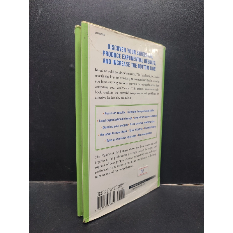 The handbook for leaders - Zenger and Folkman (bìa cứng) mới 70% ố vàng có ký tên HCM0305 ngoại văn 140331