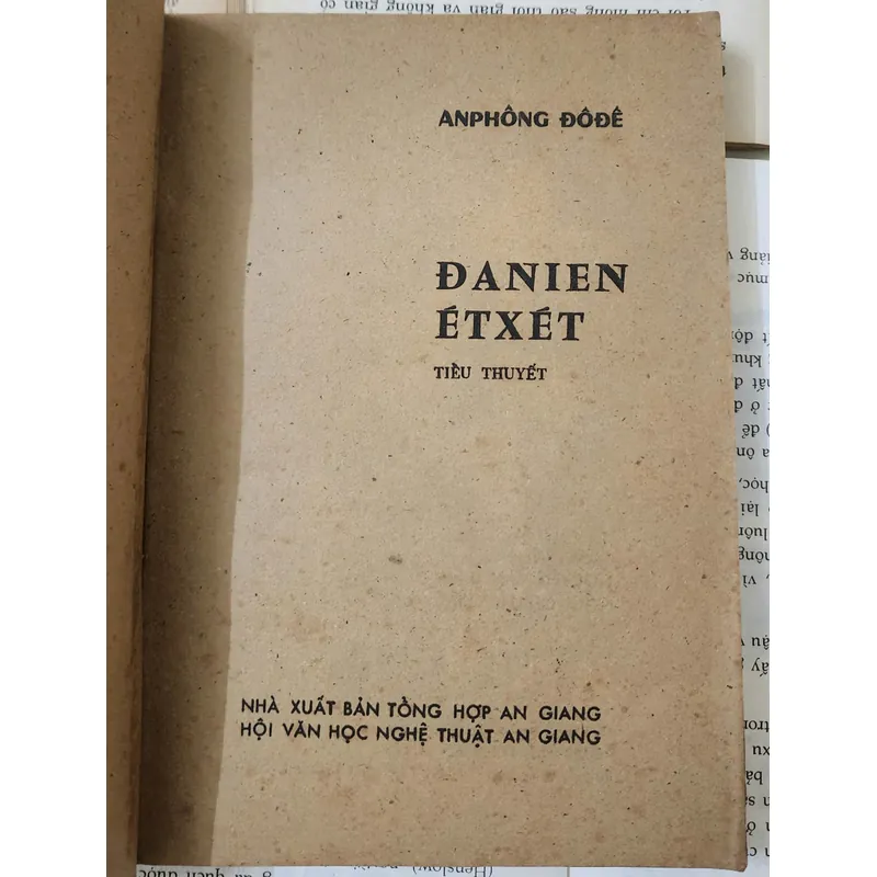 Tiểu thuyết Pháp của nhà văn Alphonse Daudet: Daniel Eysette 717675