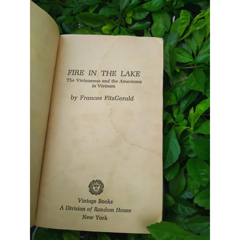 Fire in the lake của Frances Fitzgerrald  1001282