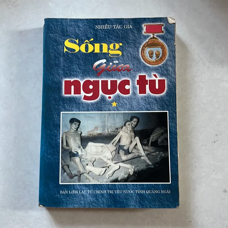 Sống giữa ngục tù 1 573303