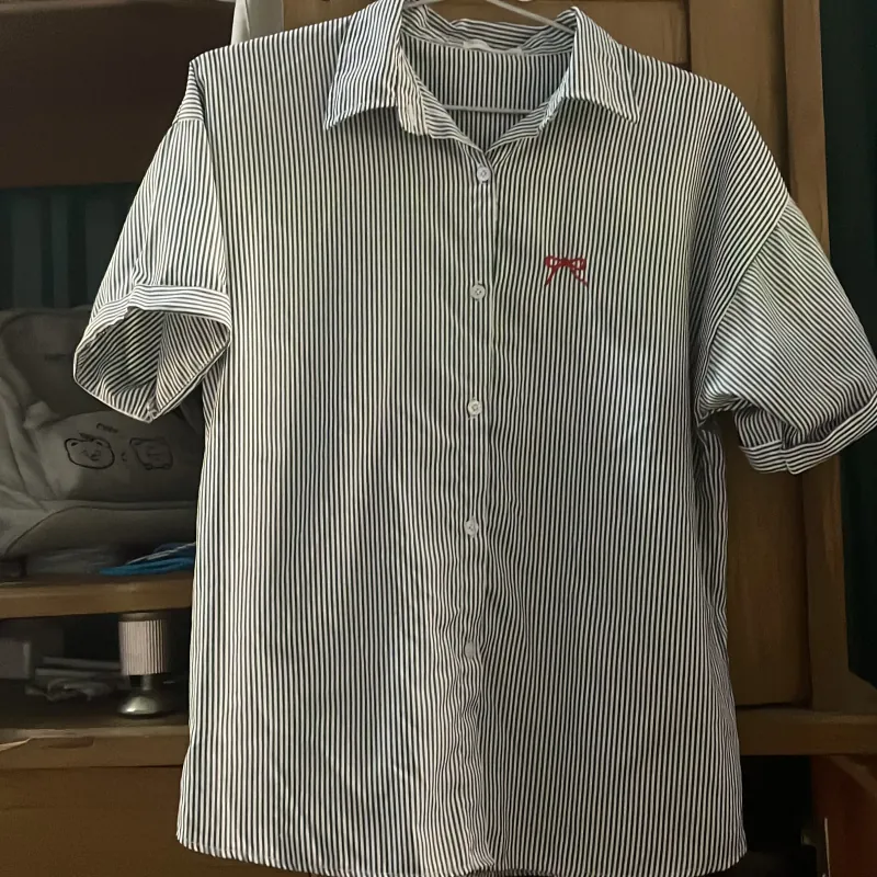 Áo đen kẻ sọc màu trắng  1000308