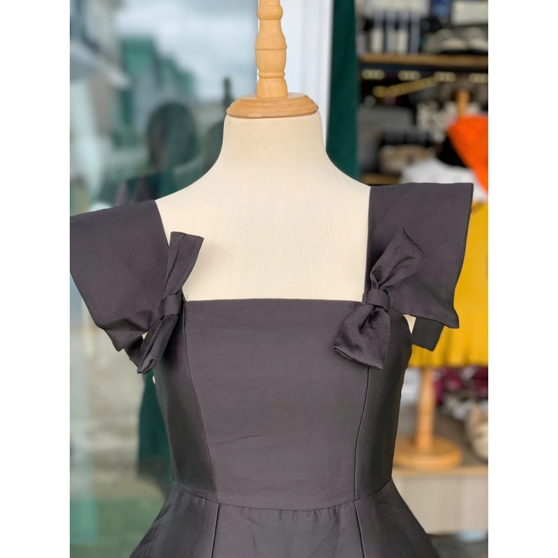 Đầm đen taffta tay phối nơ 503171