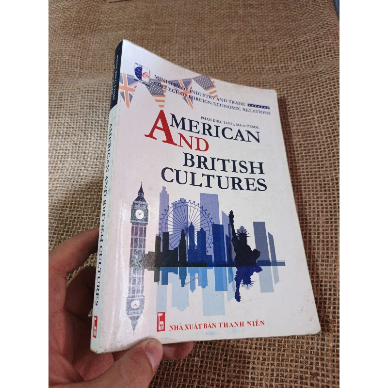 AMERICAN AND BRITISH CULTURES 2014 mới 80% có viết (Sách tự học tiếng Anh) HLSC2404 1028497