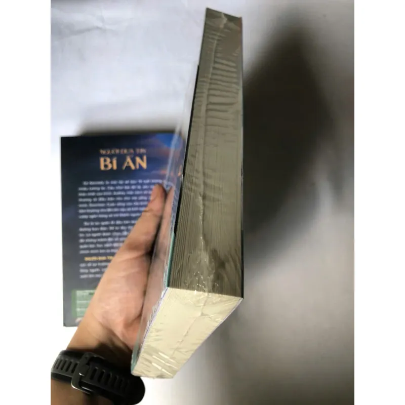 Sách của tác giả Markus Zusak: Người đưa tin bí ẩn & Kẻ trộm sách 926969