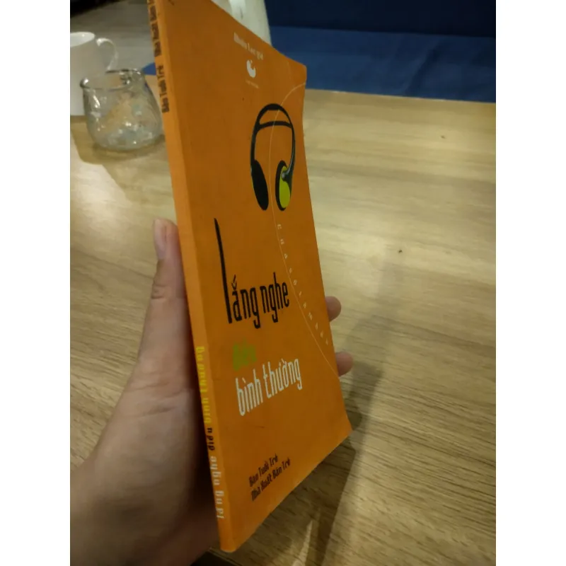sách "Lắng nghe điều bình thường" do Báo Tuổi Trẻ và Nhà xuất bản Trẻ phát hành 1032247
